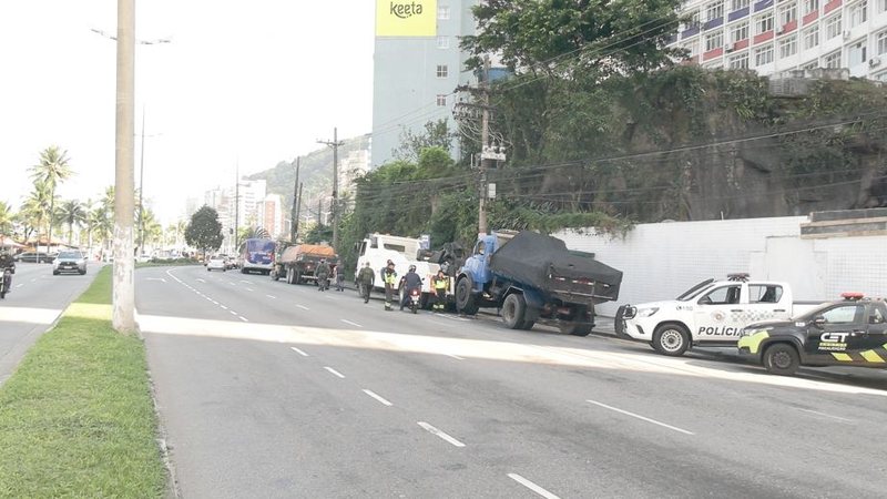 Fiscalização autua caminhoneiros por transporte irregular de resíduos em Santos