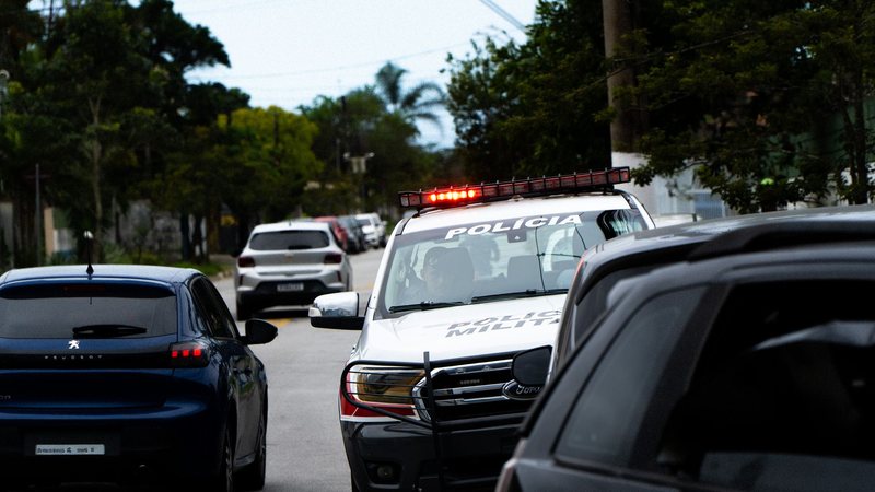 Homem leva tiro e morre no local, no bairro Vila Nova, em Santos