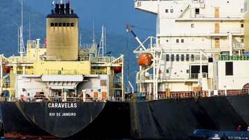 O navio-tanque Caravelas, que pertencia à Transpetro, durante processo de transferência de carga no sistema ship-to-ship, no Tebar, em São Sebastião - Reginaldo Pupo