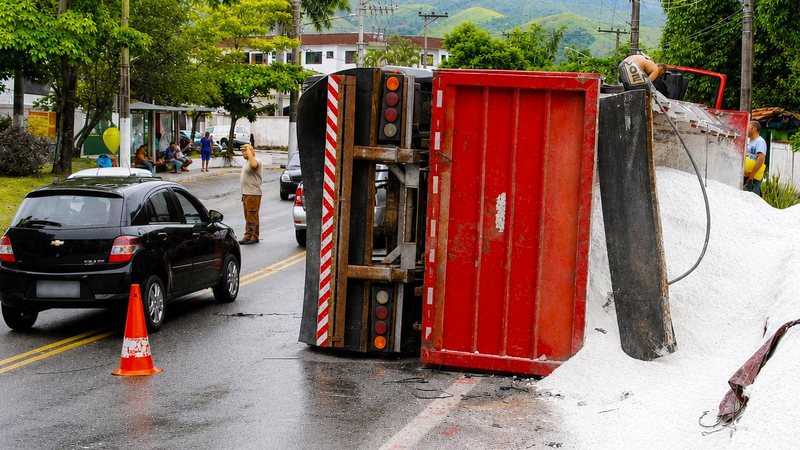 Acidente com caminhão na Rio-Santos, na altura do bairro Pontal da Cruz, em São Sebastião. Sinistros preocupam motoristas - Reginaldo Pupo
