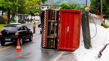 Acidente com caminhão na Rio-Santos, na altura do bairro Pontal da Cruz, em São Sebastião. Sinistros preocupam motoristas - Reginaldo Pupo