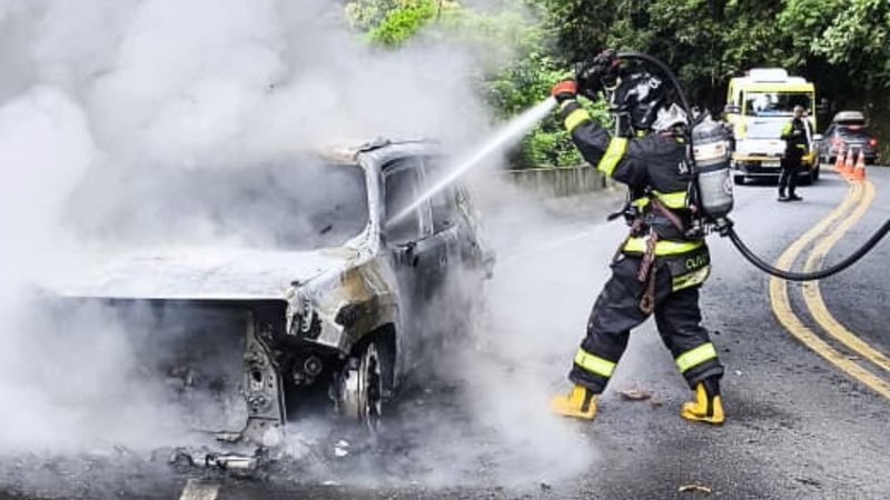 Incêndio destrói carro na rodovia Osvaldo Cruz, em Ubatuba