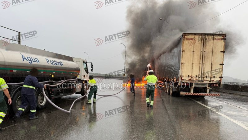 Carreta incendiada na rodovia Anchieta; equipes trabalham para apagar as chamas