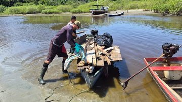 Pescadores do programa Mar Sem Lixo recolhendo resíduos