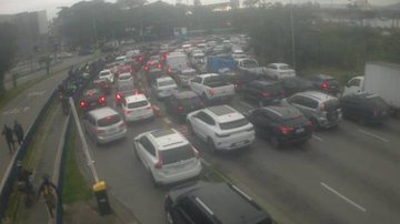 Fila de espera na travessia de balsa Santos-Guarujá