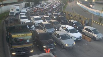 Fila de espera na travessia de balsa Santos-Guarujá
