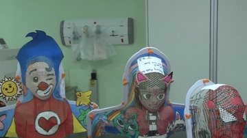 Máscaras de super-heróis transformam tratamento oncológico em Santos