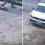 Motorista foge após bater em moto com mãe e filha, em Guarujá