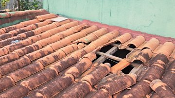 Mulher cai de sacada de prédio e atinge telhado de casa em Caraguatatuba
