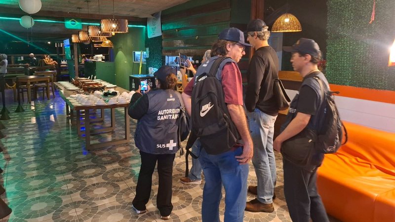 Agentes da Vigilância Sanitária de Guarujá em estabelecimento