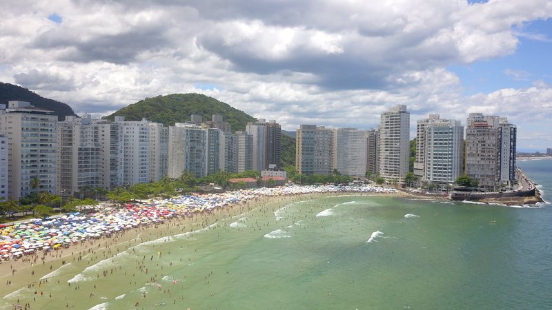 A imagem mostra a praia das Pitangueiras, localizada no centro do município de Guarujá, no litoral de São Paulo