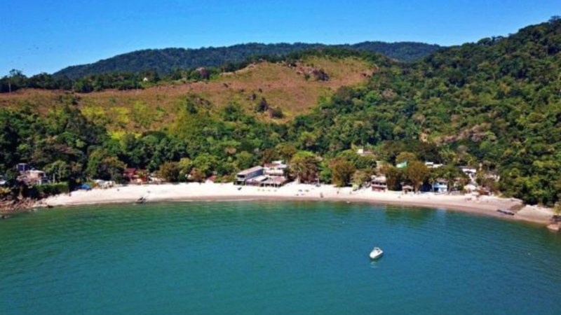Praia do Moisés, também conhecida como Praia do Fora, em Guarujá