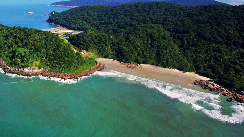 Praia do Moisés, também conhecida como Praia do Fora, em Guarujá