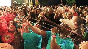 Público acompanha cortejo do festival, realizado na Costa Sul de São Sebastião - Gabriel Castilho - Divulgação