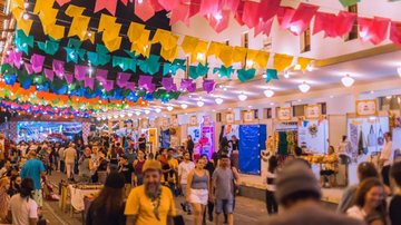 Pessoas comemorando a festa de São João.