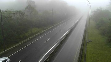 Rodovia dos Tamoios tem trânsito livre, com neblina no trecho de planalto