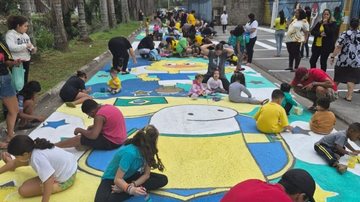 Tradição da Copa creche em São Vicente pinta rua de verde e amarelo
