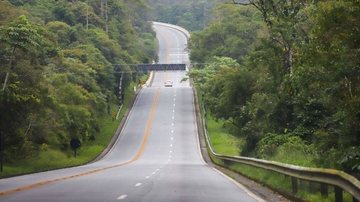 Tráfego flui de forma moderada na rodovia Mogi-Bertioga