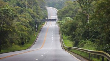 Trânsito flui bem na rodovia Mogi-Bertioga nesta manhã de quinta (18)