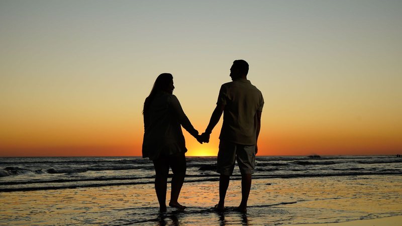 Casal à beira-mar