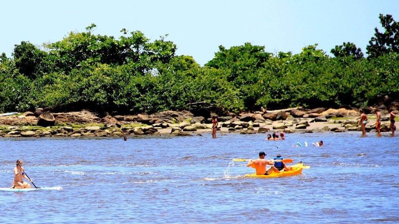Casal à beira-mar