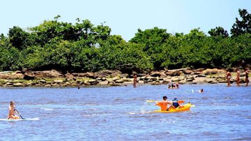 Casal à beira-mar