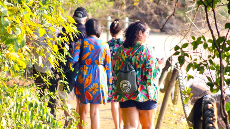 Turistas em trilha da Ilha Anchieta, em Ubatuba, no litoral norte. Programa integrará percursos em diferentes regiões - Reginaldo Pupo