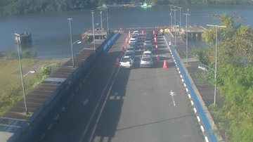 Fila de espera na travessia de balsa Bertioga-Guarujá