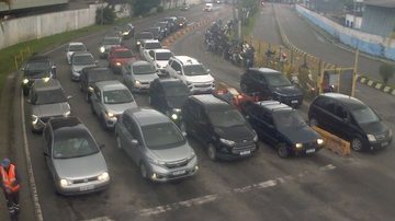 Fila de espera na travessia de balsa Santos-Guarujá