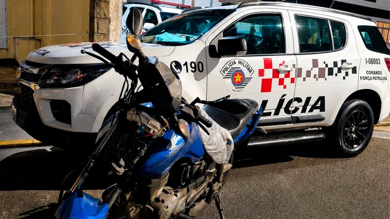 Moto recuperada e viatura da Polícia Militar