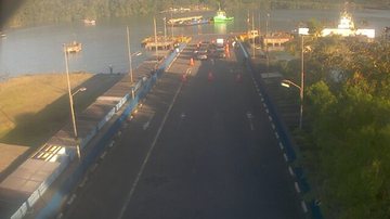 Fila de espera na travessia de balsa Bertioga-Guarujá