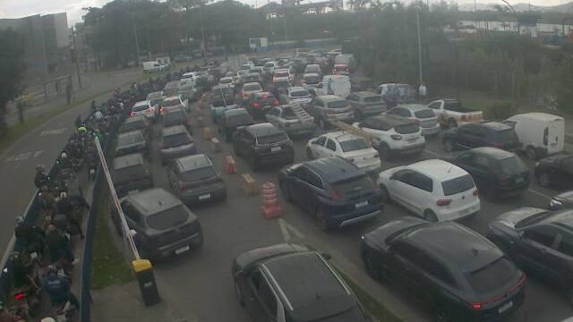 Fila de espera na travessia de balsa Santos-Guarujá