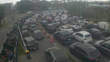 Fila de espera na travessia de balsa Santos-Guarujá