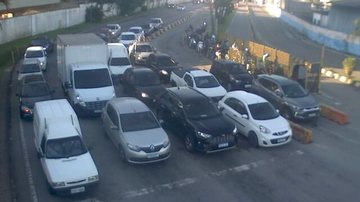 Fila de espera na travessia de balsa Santos-Guarujá