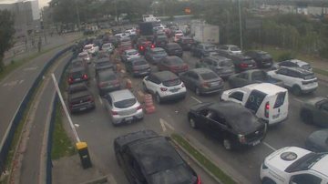 Fila de espera na travessia de balsa Bertioga-Guarujá