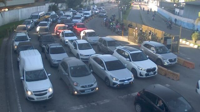 Fila de espera na travessia de balsa Santos-Guarujá