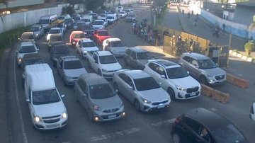 Fila de espera na travessia de balsa Santos-Guarujá