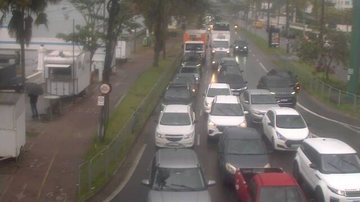 Fila de espera na travessia de balsa Santos-Guarujá