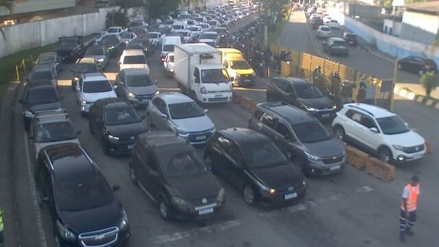 Fila de espera na travessia de balsa Santos-Guarujá