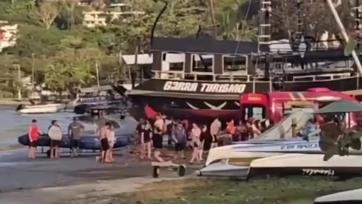 Trecho da praia de Itamambuca com muitas pessoas em volta de uma vítima que era atendida pelo Samu