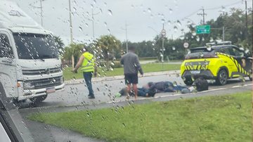 Batida entre moto e caminhão deixa duas pessoas feridas em São Vicente