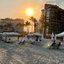 A imagem mostra o pôr do sol na Praia da Riviera de São Lourenço, situada em Bertioga, no estado de São Paulo
