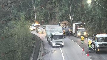 Equipes trabalhando no trecho interditado da via