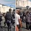 Foto de Polícia Militar e manifestantes