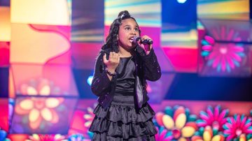 Cantora mirim Rebecca Moretti, de 9 anos, moradora de São Vicente
