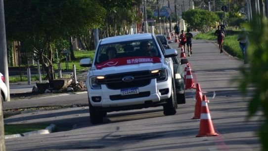 Carro persegue competidores em corrida inusitada em Caraguatatuba
