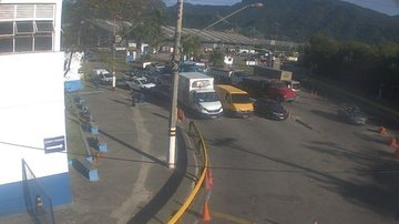 Imagem da fila de espera pela balsa de Ilhabela, do lado de São Sebastião