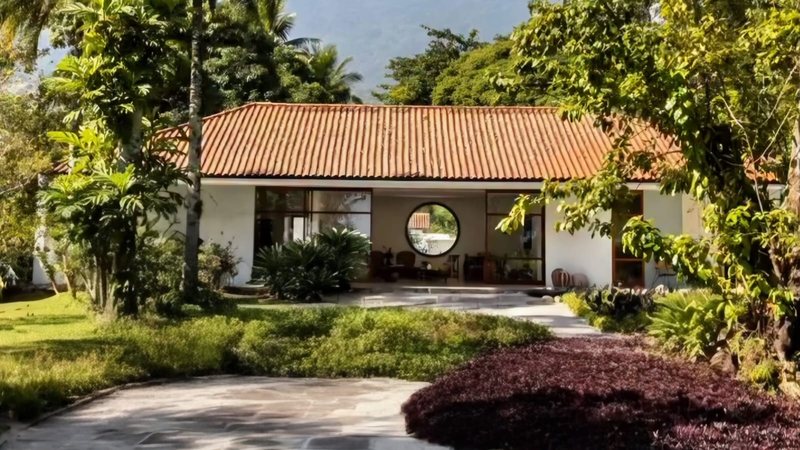 Conheça a casa de Oscar Niemeyer colocada à venda em Ilhabela