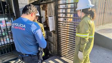 Agentes investigando quadro de luz de comércio