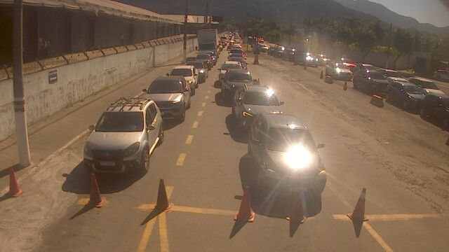 Espera para embarque em São Sebastião chega a 90 minutos neste sábado (18)